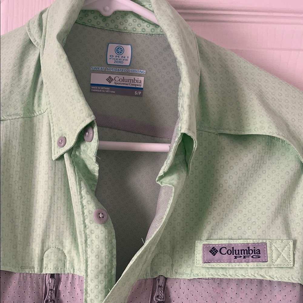 Columbia Men's Green and Gray Casual Button Down Shirt - Picture 2 of 3